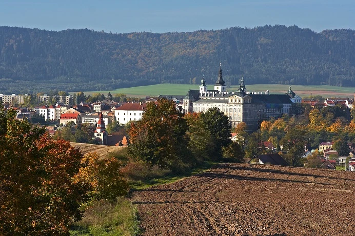 Pohled na město Broumov s hradem a podzimní krajinou