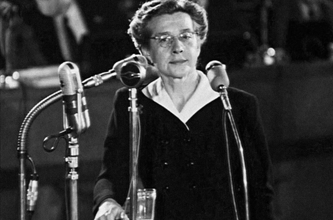Milada Horáková mluví za pultem s mikrofony.