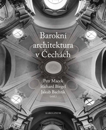 Interiér barokní architektury s ozdobným stropem v černobílém tónu.
