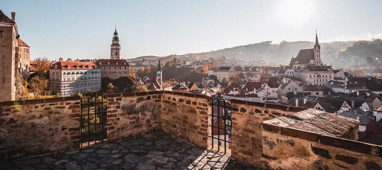 Pohled na historické střechy Českého Krumlova z hradní zdi.