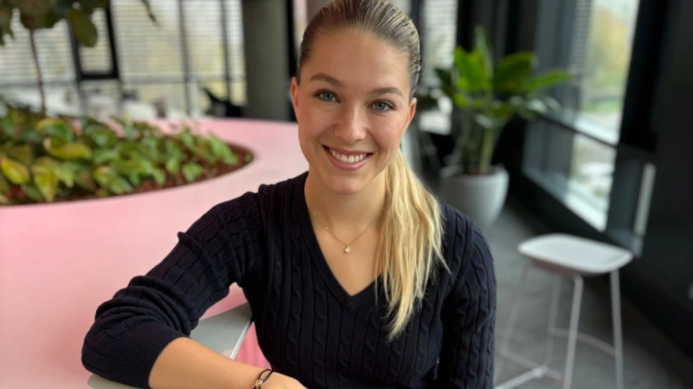 Portrétní fotografie usmívající se ženy s blond vlasy.