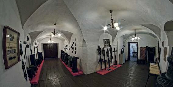 Historická místnost s děly v Bystřici nad Pernštejnem.