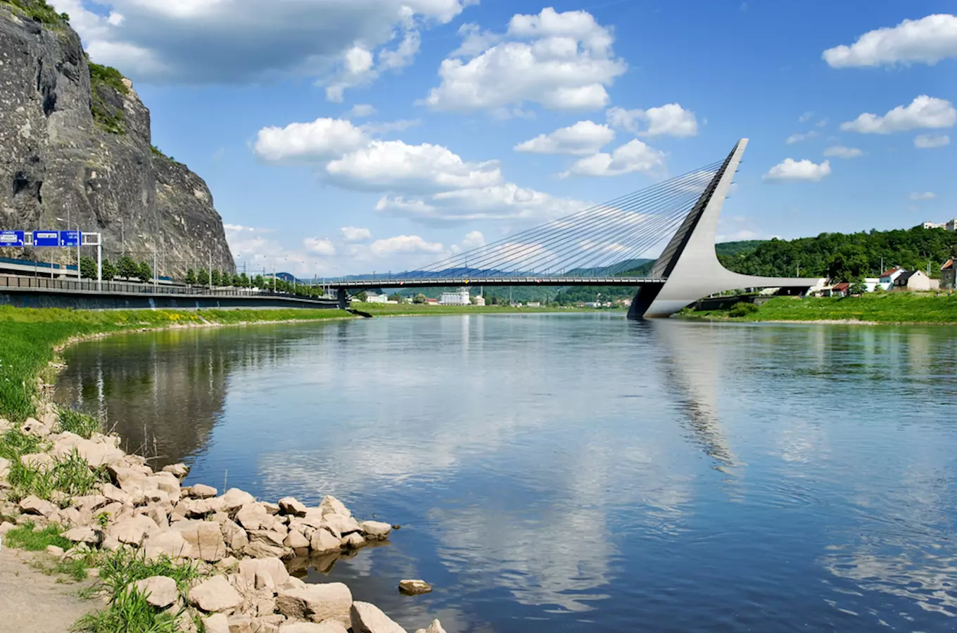 Moderní most přes řeku v Ústí nad Labem pod modrou oblohou.