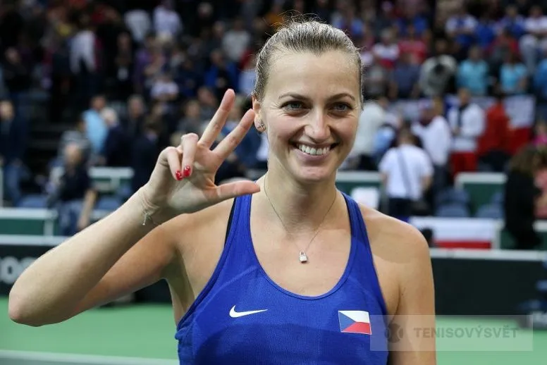 Petra Kvitová vítězně ukazuje prstenec na tenisovém turnaji.