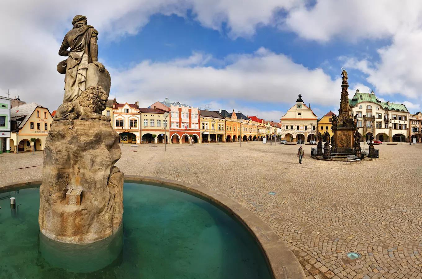 Fontána na náměstí v Králové nad Labem s sochami.