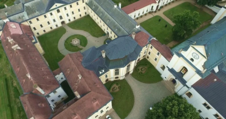 Vzdušný pohled na historický zámek rodu kinských s zahradami.