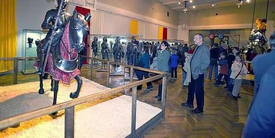 Obrněný rytíř na koni v expozici muzea.