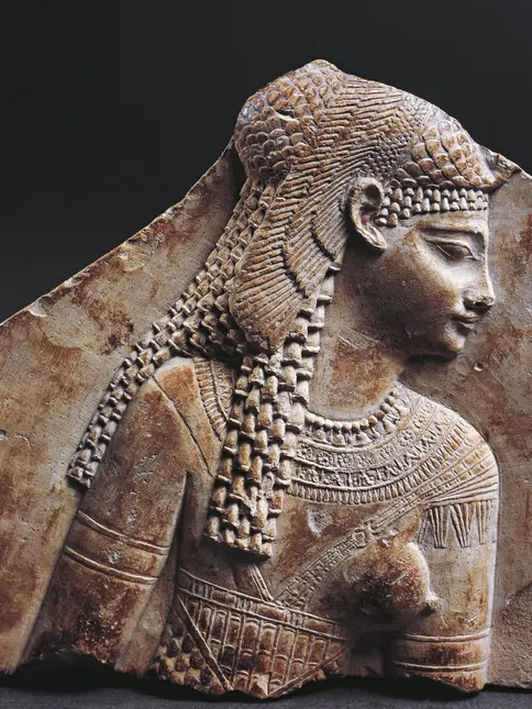 Starověká egyptská socha královny s detailním šperkem.