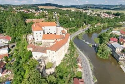 Zámek v Ledči nad Sázavou s řekou Sázavu na pozadí.