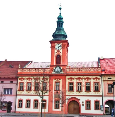 Historické radnice v Rakovníku s charakteristickou zelenou věží.