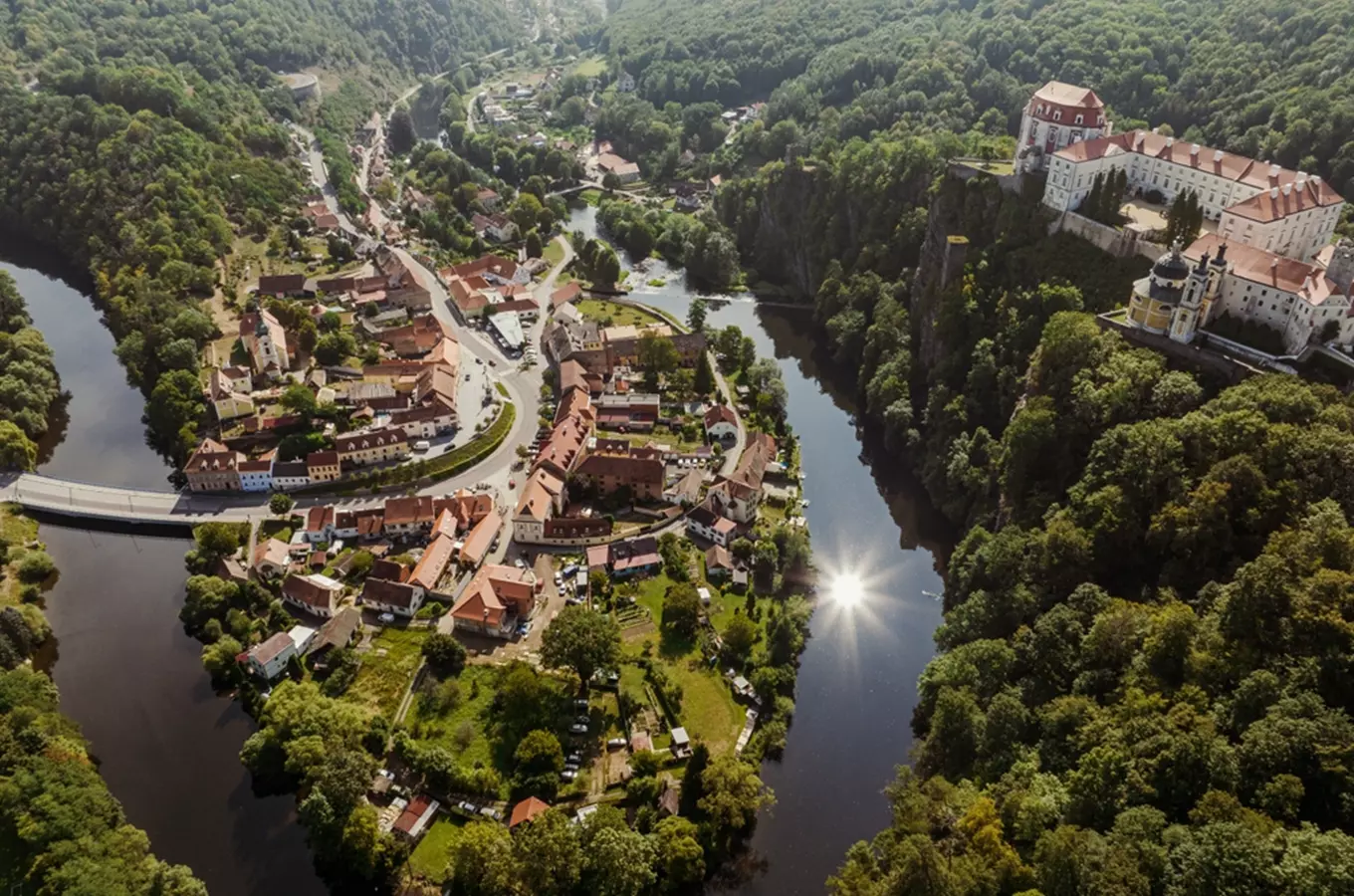 Vzdušný pohled na město Vranov nad Dyjí s klášterem.