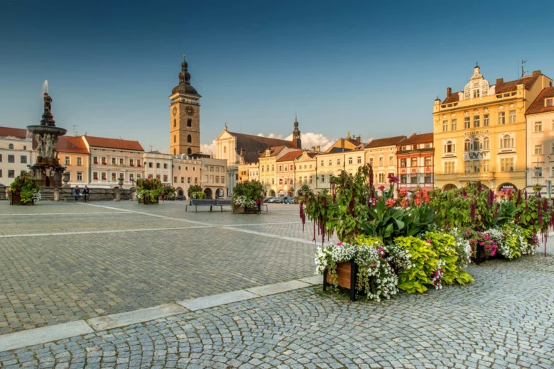Historické náměstí s fontánou a barevnými květinami v Českých Budějovicích.