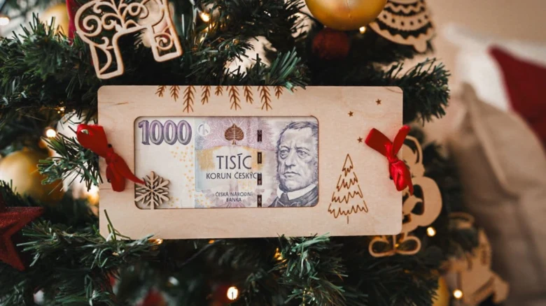 Rámeček s českou korunou zavěšený na vánočním stromku jako originální dárek.