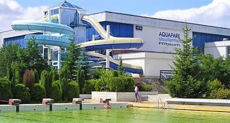 Vodní park v Příbrami s barevnými skluzavkami a bazénem