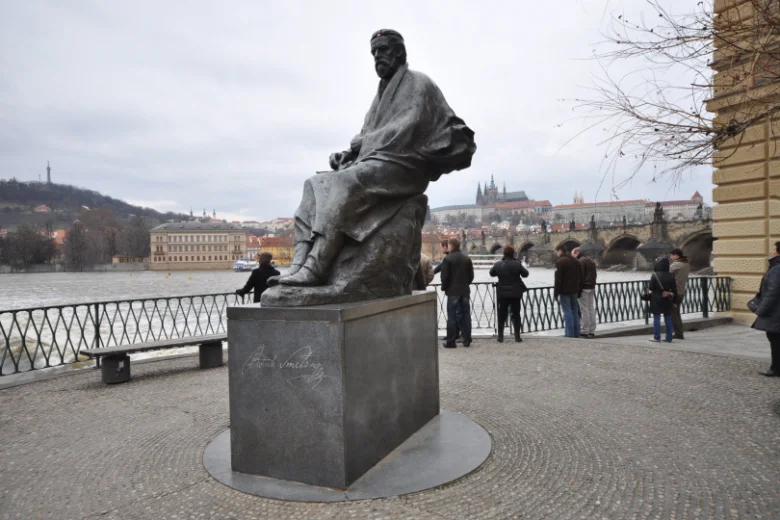 Bronzová socha skladatele Bedřícha Smetany na mostě v Praze.