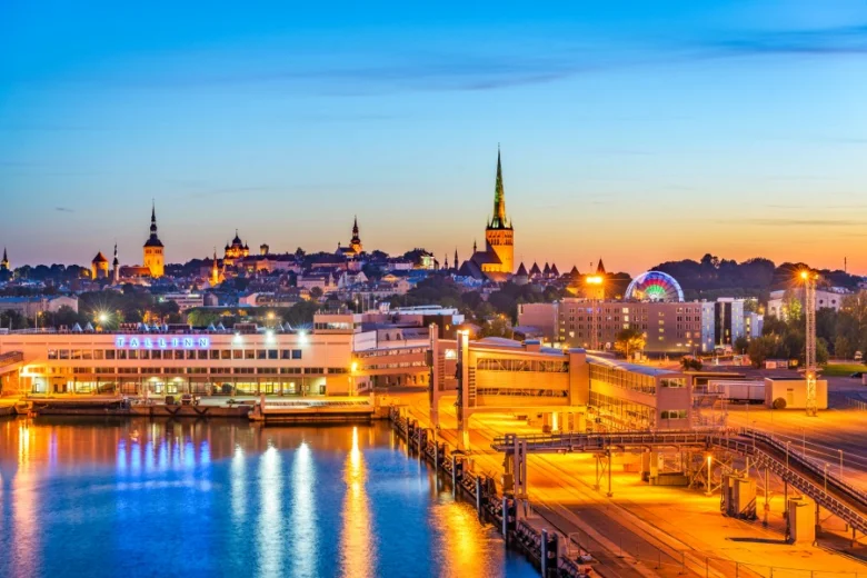 Západ slunce nad historickým městem Tallinn v Estonsku