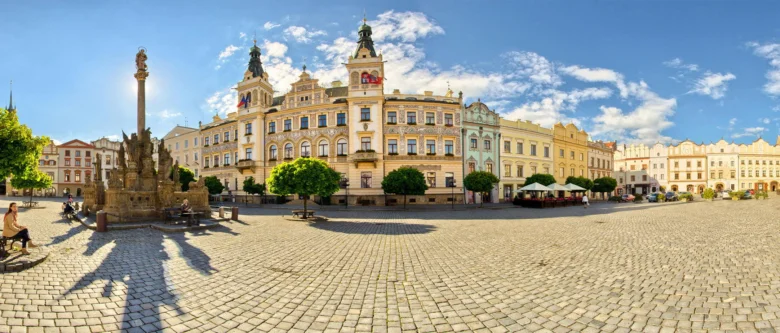 Historické centrum Pardubic s památkou na náměstí.