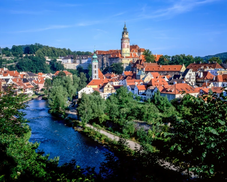 Historické město s řekou a hradem v Čechách
