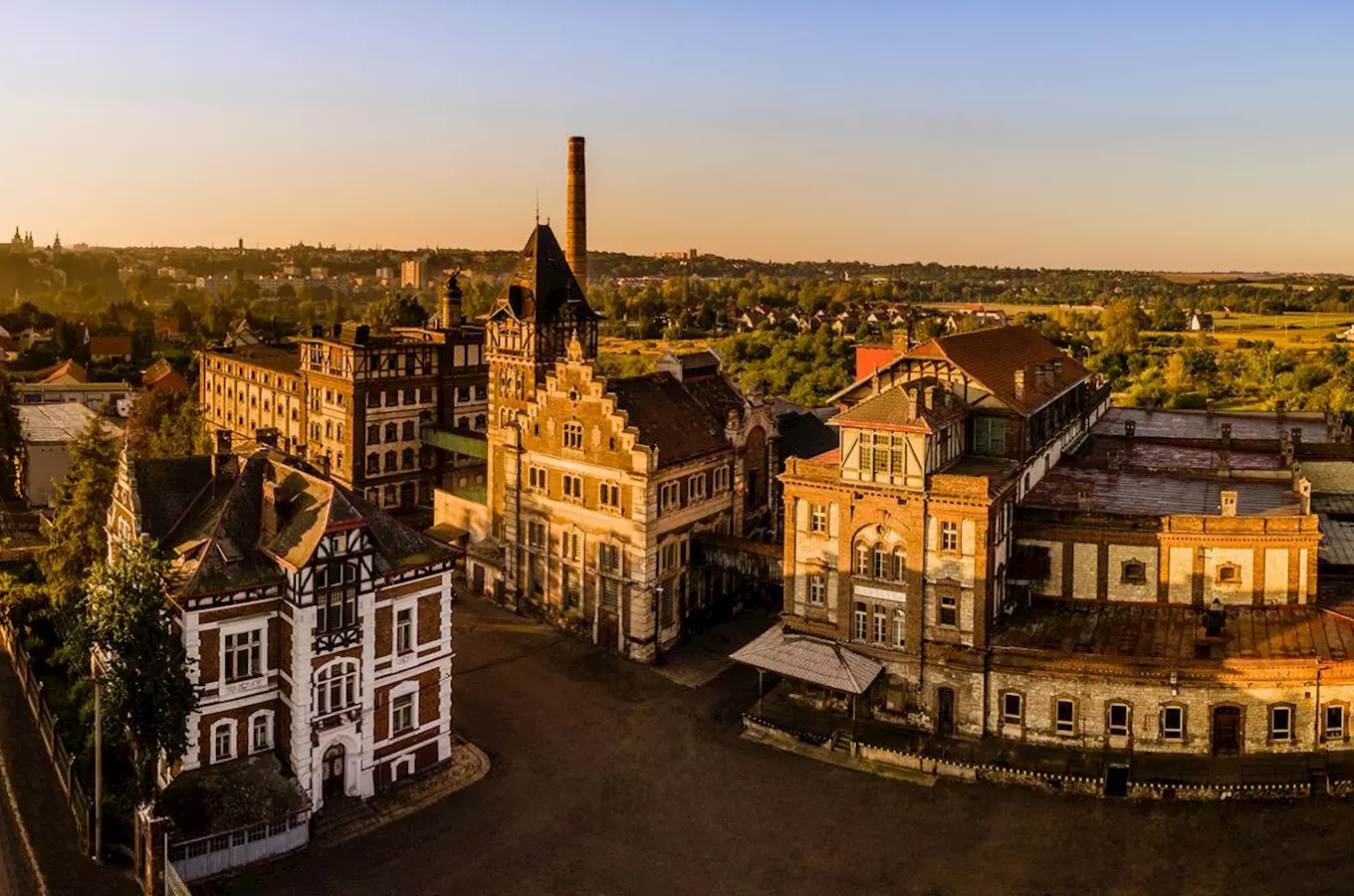 Historický průmyslový areál v Žatci s původní továrnou.