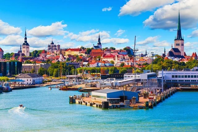 Pohled na historické centrum Tallinnu s přístavem.