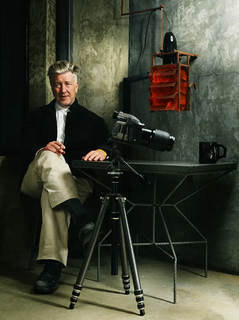 Režisér David Lynch sedící vedle filmu kamery.