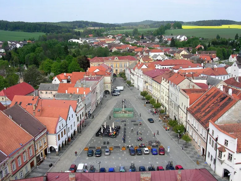 Náhled náměstí ve Slavonicích s historickými domy.