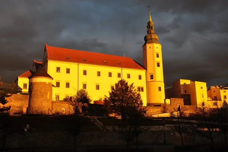 Zámek v Hranicích na Moravě při západu slunce.