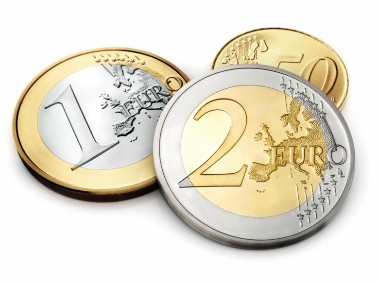 Tři mince eura na bílém pozadí pro ilustraci tématu.