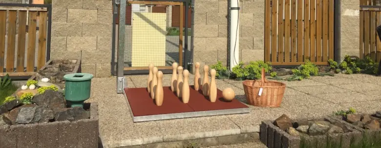 Venkovní hřiště s dřevěnými koly na mini bowling pro tipy.