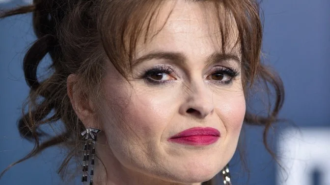 Helena Bonham Carterová na červeném koberci v růžovém rty.