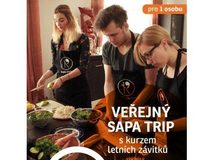 Tři lidé v kuchyňských šatech připravují jídlo na trhu.