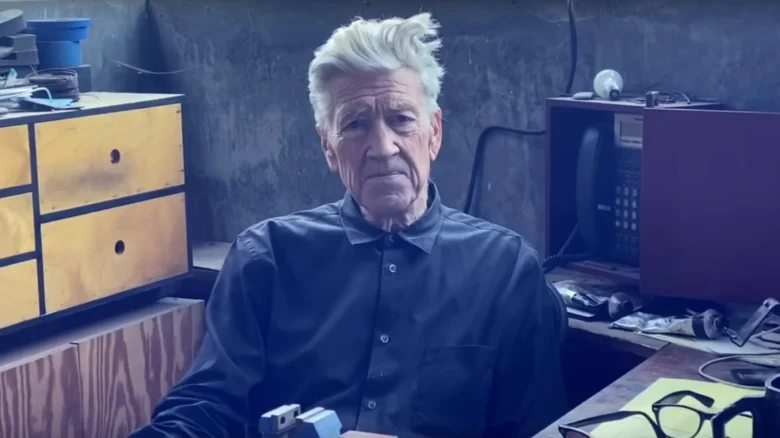 Režisér David Lynch sedí v kanceláři s bílými vlasy.