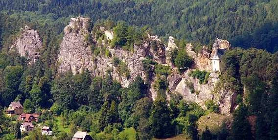 Zřícenina hradu Svatava na skále v Malé Skalě