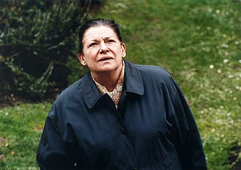 Milena Dvorská herečka v tmavém kabátě venku