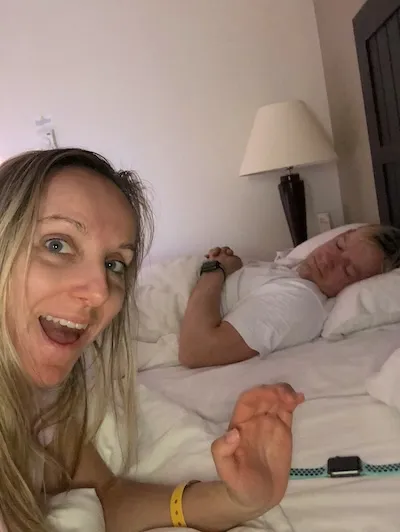 Žena se fotí s mužem spícím v posteli během cesty do Egypta.
