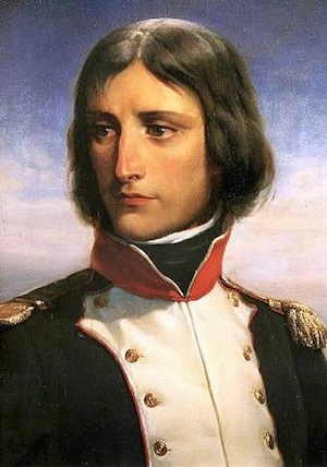 Portrét Napoleona v vojenském plášti s červeným límcem.