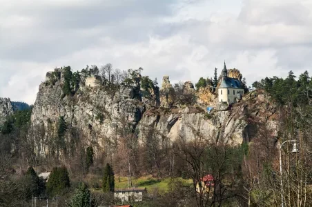 Zámek v Malé Skále na skale nad řekou.