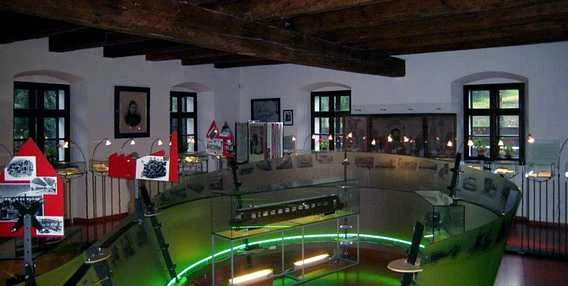 Vnitřek muzea v Kopřivnici s historickými exponáty.