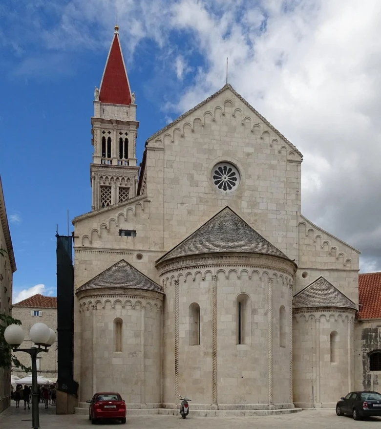 Fasáda katedrály v Trojru s věží pod modrou oblohou.