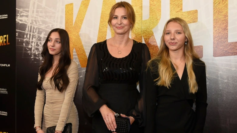 Nelly Gottová s dcerami na veřejném podniku.