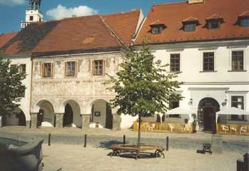 Historické budovy na náměstí v Prachaticích s arkádami.