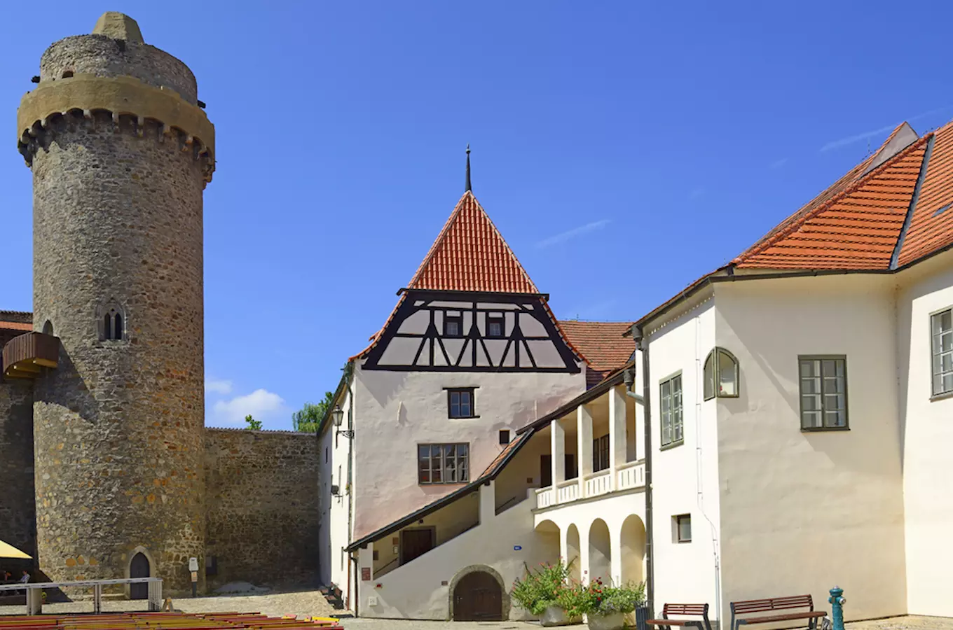 Dvůr hradu v Strakonicích s věží a půdorysnou fasádou.