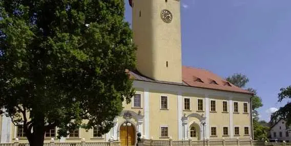 Historická radnice s věží v obci Chlum u Třeboně.