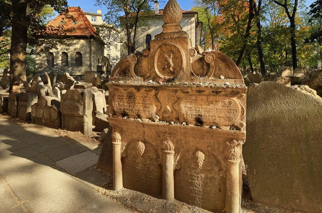 Starý hrob na pražském židovském hřbitově s historickou pověstí.