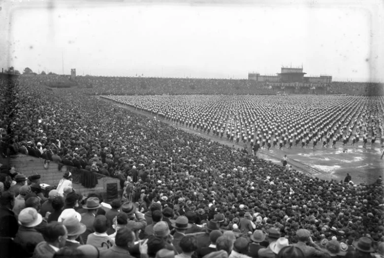 Fotografie davu na Strahovském stadionu z historie