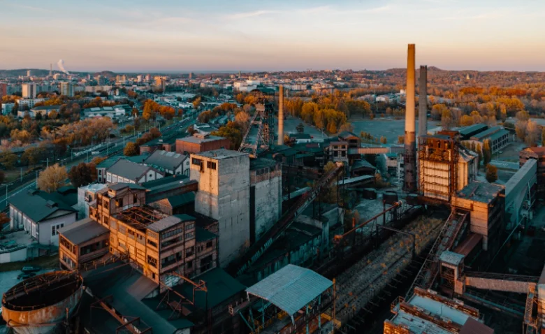 Pohled na historický průmyslový areál v Moravskoslezském kraji.
