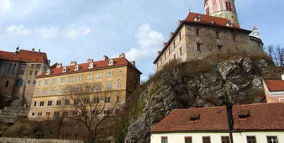 Zámek v Českém Krumlově na skále nad městem.