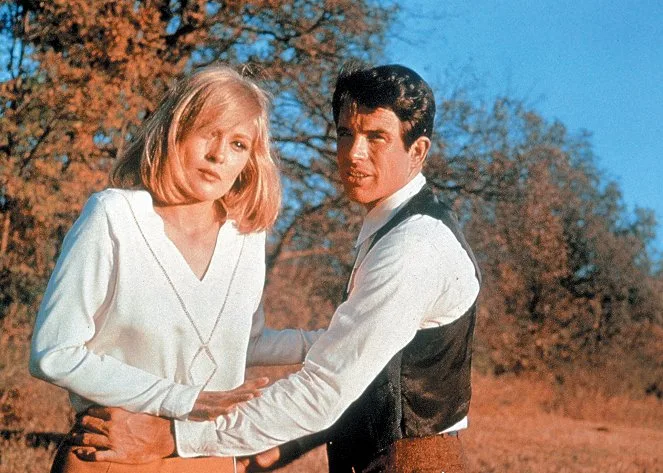 Bonnie a Clyde v klasické scéně z filmu o slavné dvojici.