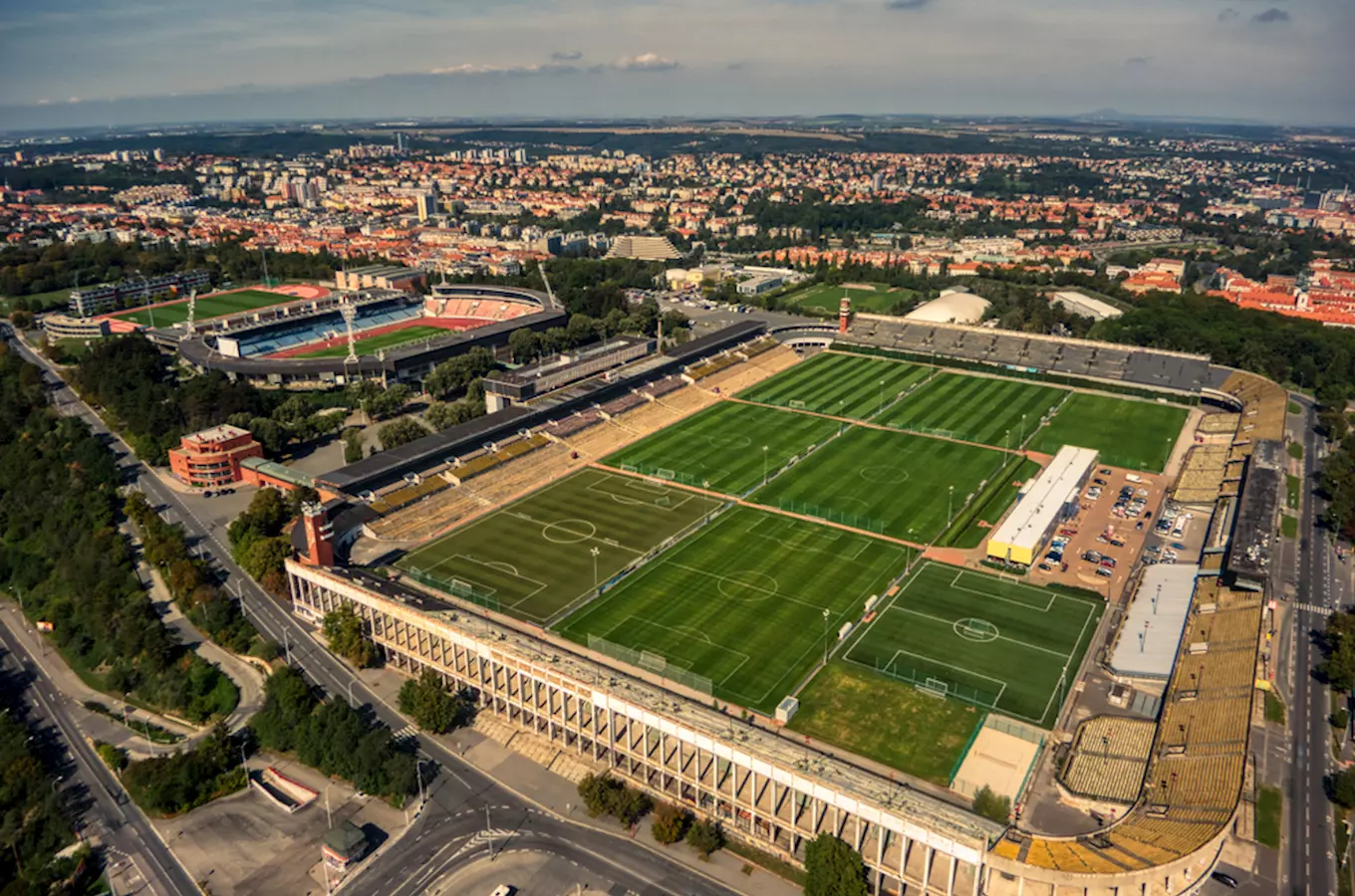 Letadlový pohled na Strahovský stadion s více hřišti.