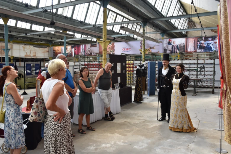 Lidé v historických kostýmech na výstavišti během víkendové akce.